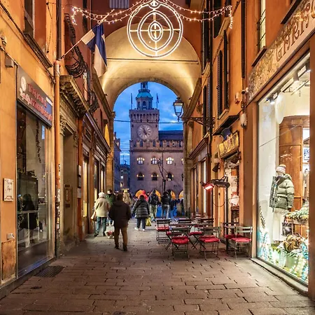 Urbanicooh Paracelso - Piazza Maggiore View *